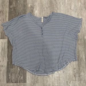 Blue and white striped shirt sleeve shirt